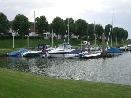 Roermond : Ferienpark Marina Oolderhuuske, hinter den Bäumen die Land-Ferienhäuser